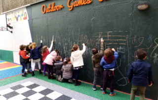 Actividades al aire libre en escuela infantil privada Aravaca
